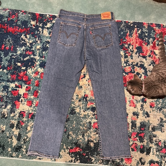 Barely worn. Levi’s wedgie straight jeans - Picture 3 of 3
